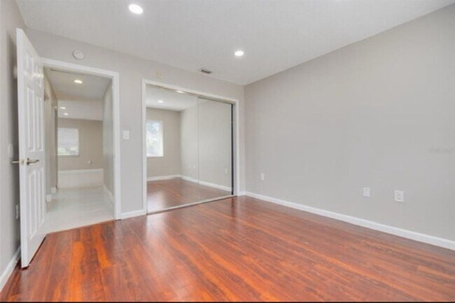 Building Photo - 2 Bed/1 Bath, 2nd floor condo at Parklane Condos AVAILABLE NOW!
