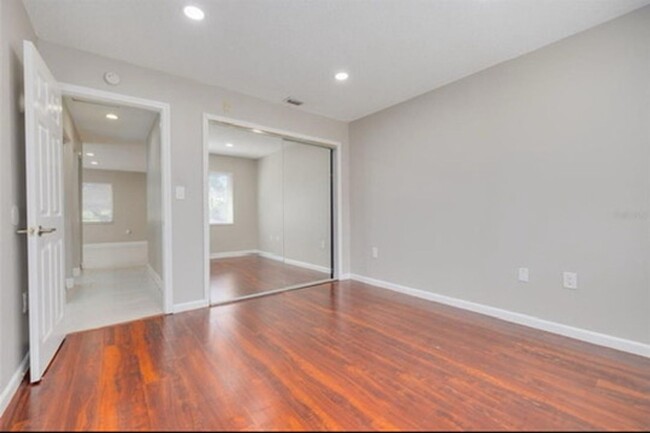 Building Photo - 2 Bedroom/1 Bathroom 2nd floor condo at Pa...