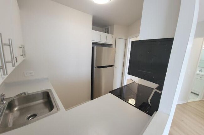 Building Photo - 5415 N Sheridan Rd