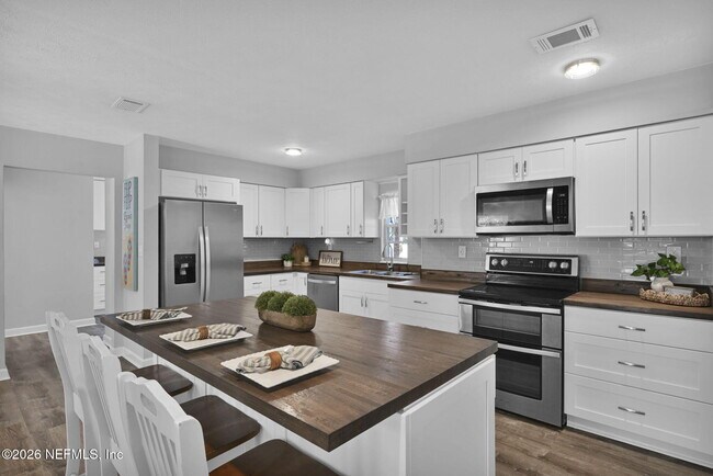 Building Photo - 133 Cll Menendez