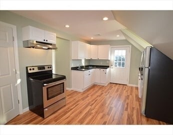 Building Photo - 32 Roundy St