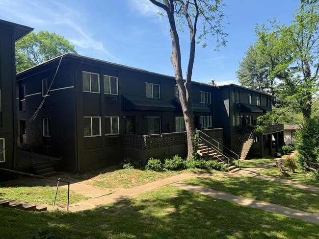Building Photo - 1 Bed / 1 Bath Renovated Condo in South Nashville! Close to laundry! Surrounded by woods!