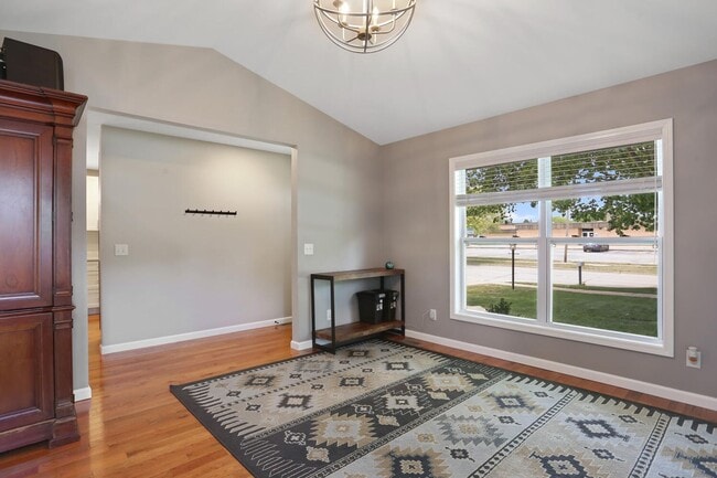 Building Photo - 3 Bedroom, 2 Bathroom House w/ 2 Car Garag...