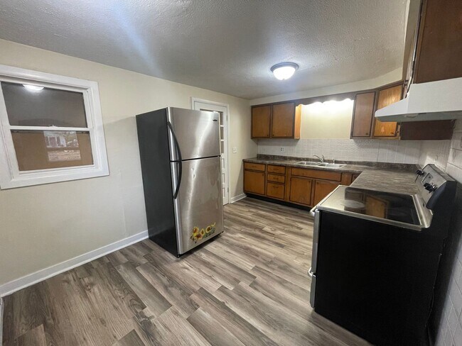 Building Photo - 3 Bedroom 1 Bathroom house Available Now!