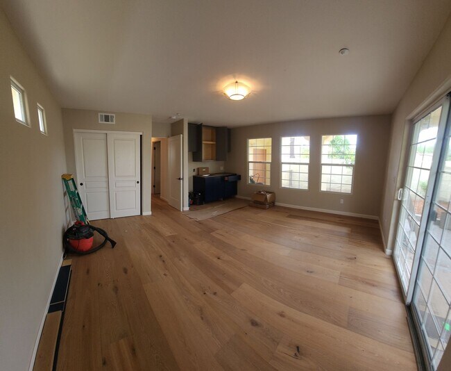 Building Photo - Contemporary Beautiful Spacious 4 bed 3 bath home