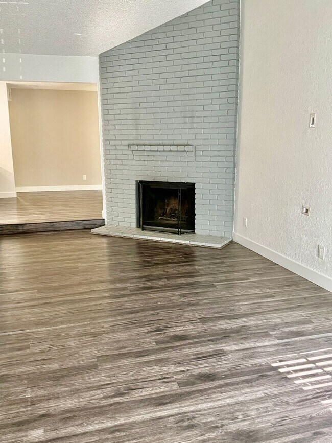 Building Photo - LARKSPUR 2431-2433