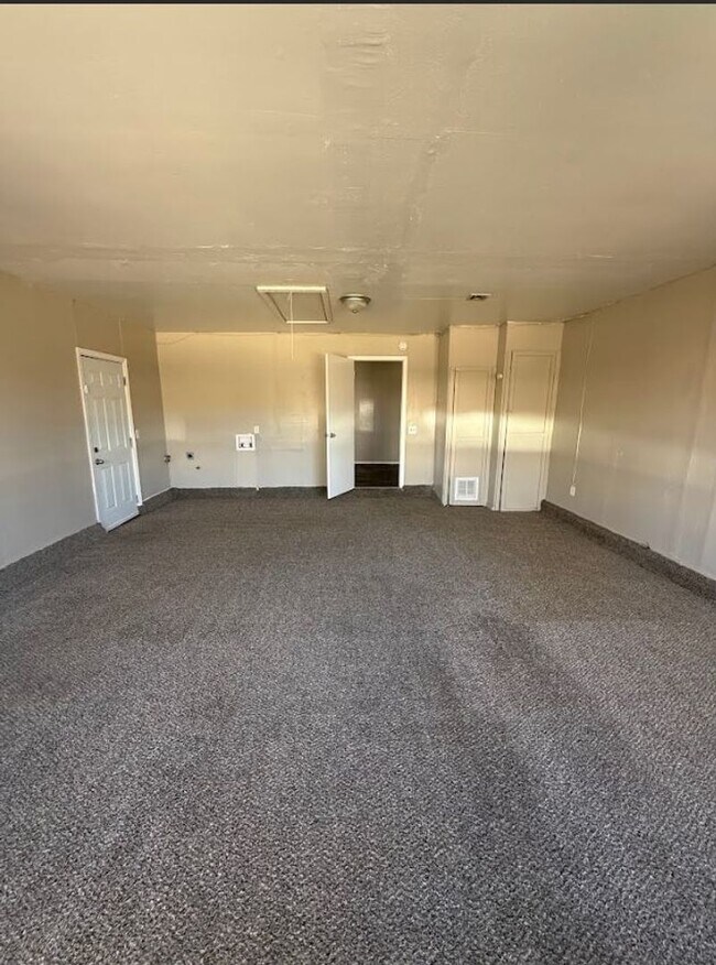 Building Photo - Beautiful, spacious home in Del City!