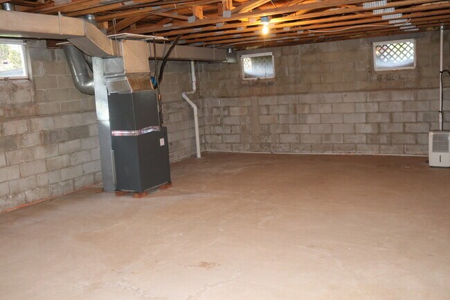 Building Photo - 17 Saxonney Cir