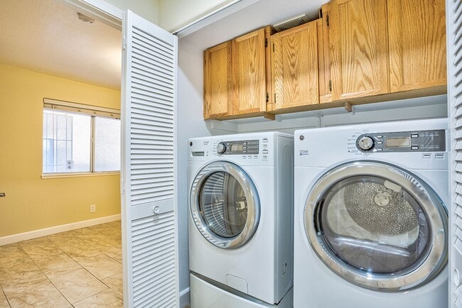 Building Photo - Fantastic 3 bed condo