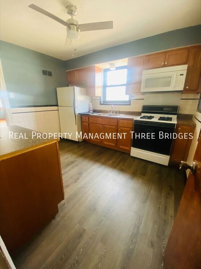 Building Photo - 3636 Eminence Blvd