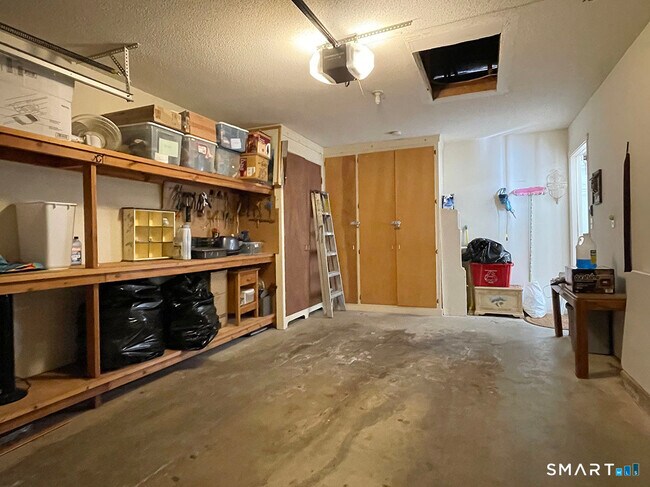 Building Photo - 6 Heritage Crest Dr