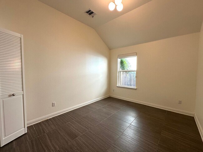 Building Photo - Single Story, 3 Bedroom, 2 Bathroom Home f...