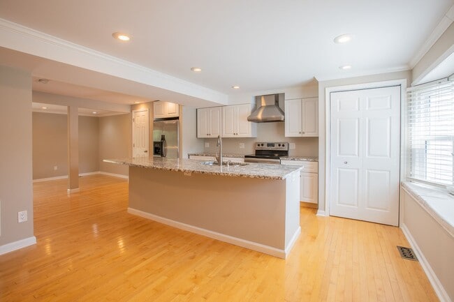 Building Photo - Stunning 3 BR/3 BA EOG Townhome in Columbia!