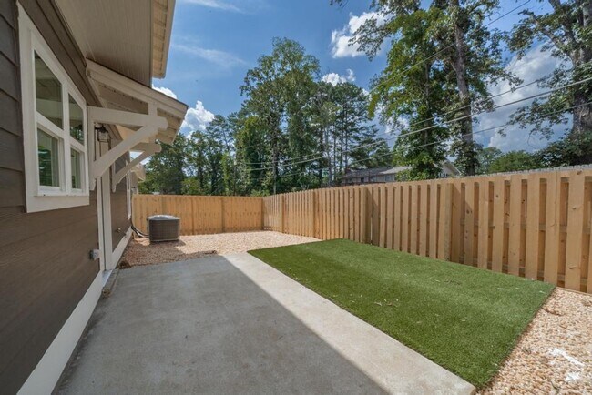 Building Photo - Spacious home with separate office space!