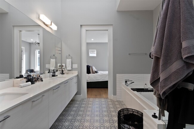 Building Photo - 2104 Dennis St