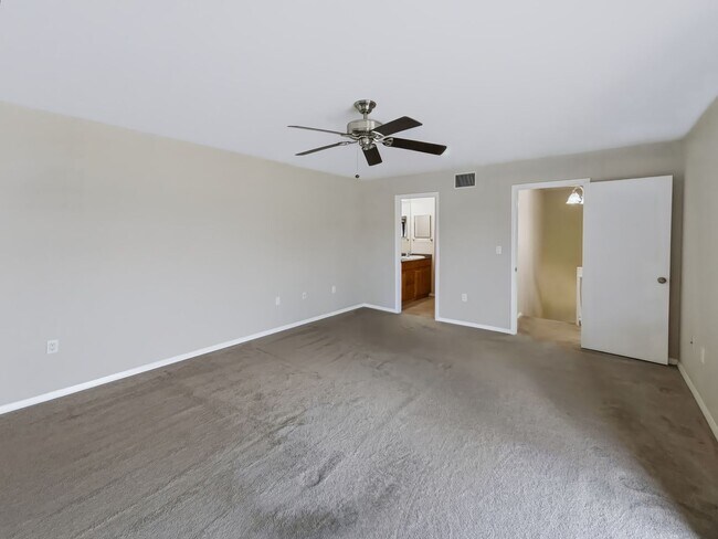 Building Photo - 128 Lake Point Ln