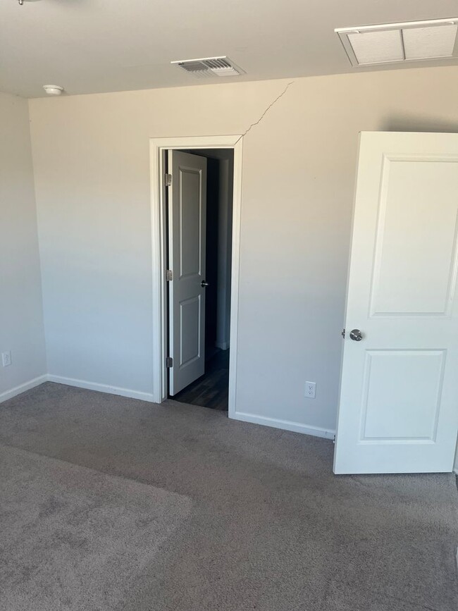 Building Photo - 2 weeks free rent with approved applicatio...