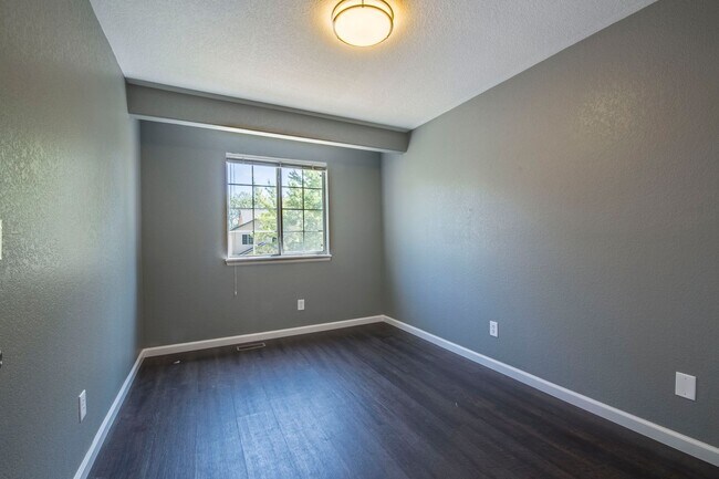 Building Photo - Immaculate 4B/3B in Superior - Available July 5th