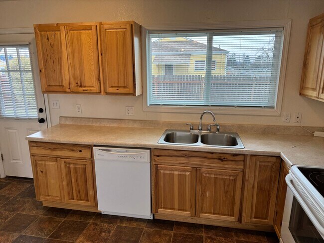 Building Photo - Updated 2 bedroom 1 bathroom house in Springfield!