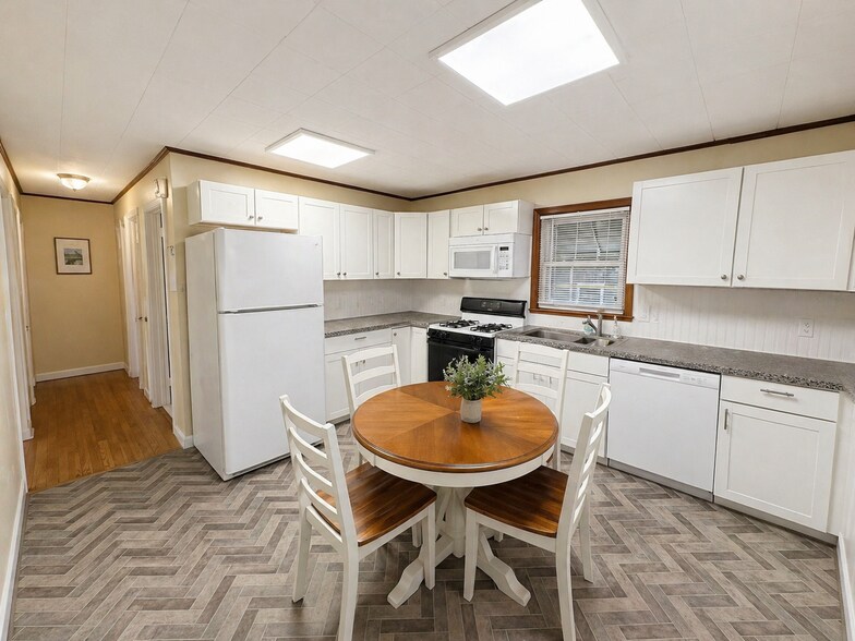 Building Photo - 901 Rabens Ave