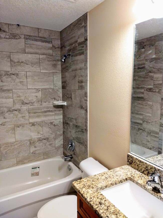 Guest bathroom tub/shower - 9356 N Peachtree Way