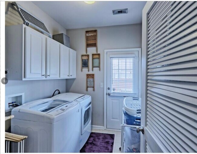 Building Photo - 4018 Edgecomb Dr