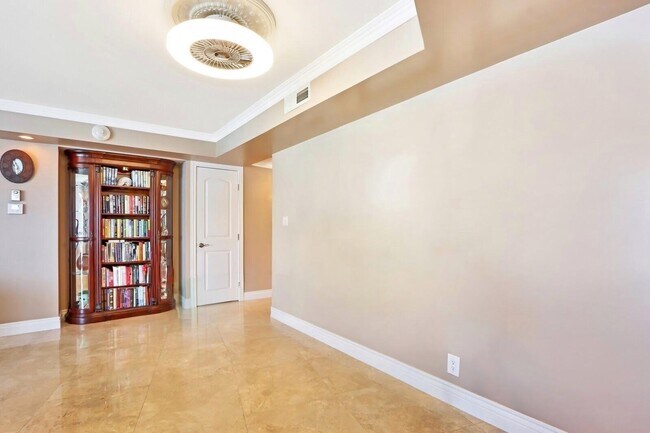 Building Photo - 5420 N Ocean Dr