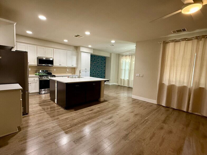 Spacious great room - 27 Rogers Ln