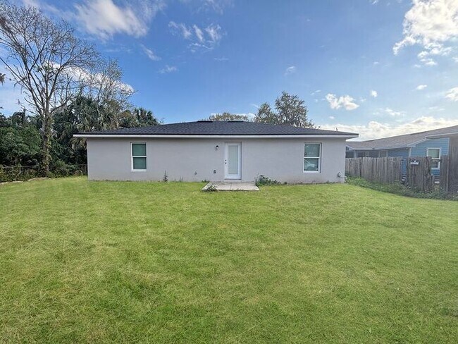 Building Photo - Lovely 3-Bedroom Home in the Heart of Midw...