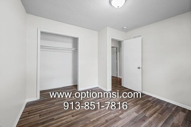 Building Photo - Very Spacious and ready for immediate move-in!!