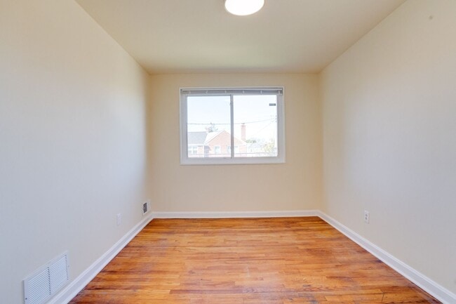 Building Photo - Charming End-Unit Townhome