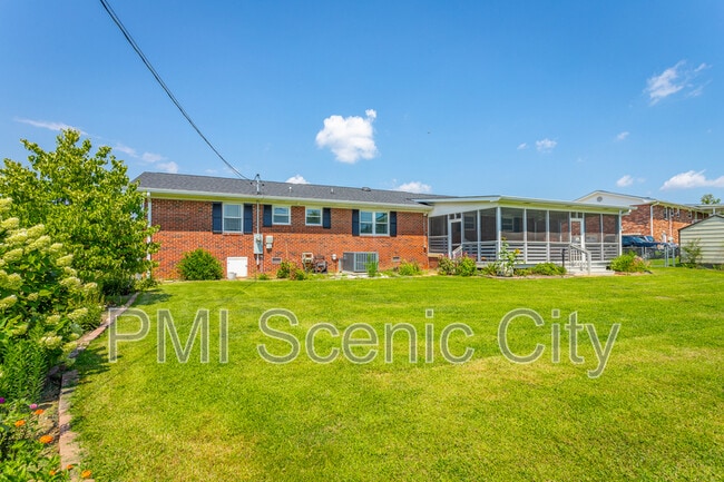 Building Photo - 8140 Holly Crest Dr