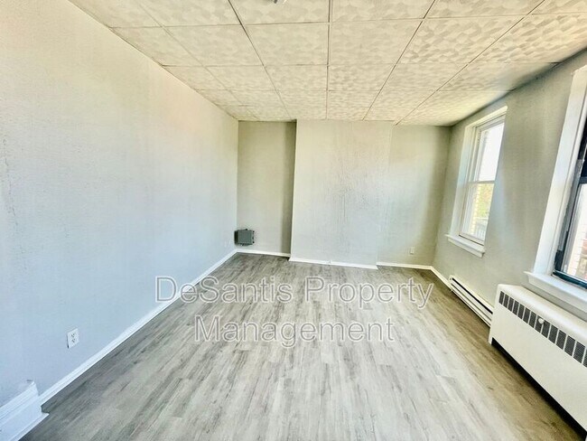 Building Photo - 810 Amity St