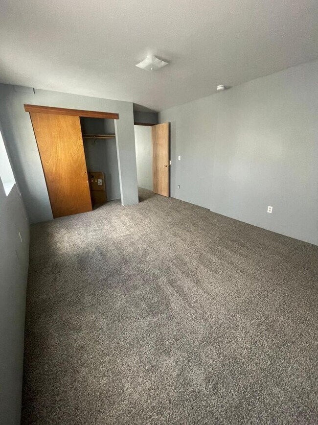 Building Photo - Roomy 4 Bedroom Spokane Home – 2,062 Sq Ft of Living Space