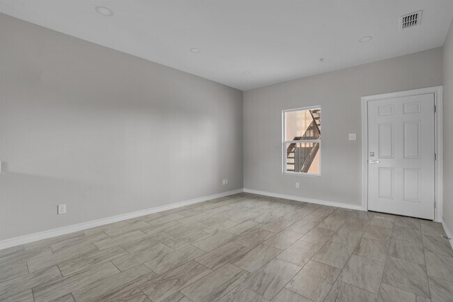 Building Photo - 2707 Sanders Ave