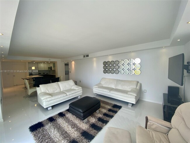 Building Photo - 3731 N Country Club Dr