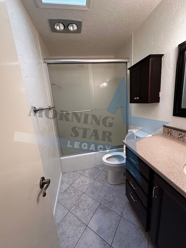 Building Photo - Large 2 bedroom with sunroom in immaculate condition.  Telshor neighborhood with garage!