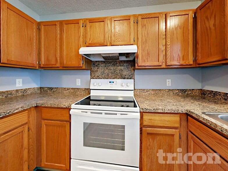 Building Photo - 1709 Jeffrey Bryan Dr