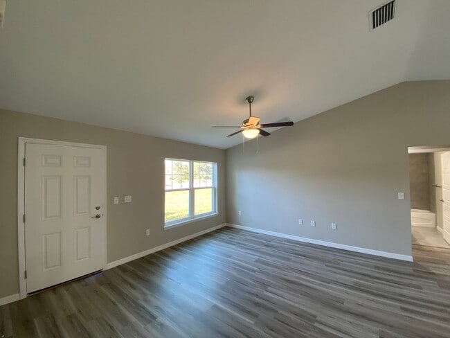 Building Photo - Custom Home - Desirable SE Ocala Neighborhood 3/2/2 **Won't Last**