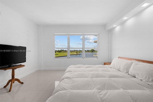 Building Photo - 9102 W Bay Harbor Dr