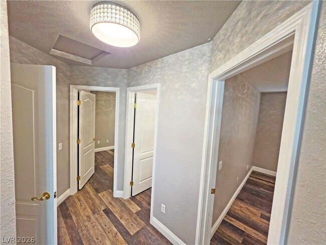 Building Photo - 3630 E Vineyard Dr