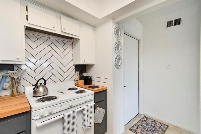 Building Photo - 2820 S Bartell Dr