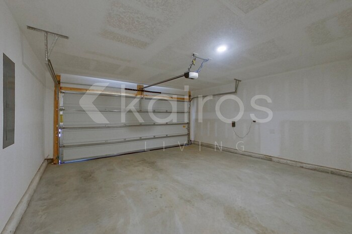 Building Photo - 389 Monarch Ln