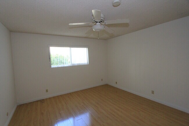 Building Photo - 3bedroom/ 2bathroom Condo with 2 garage parking
