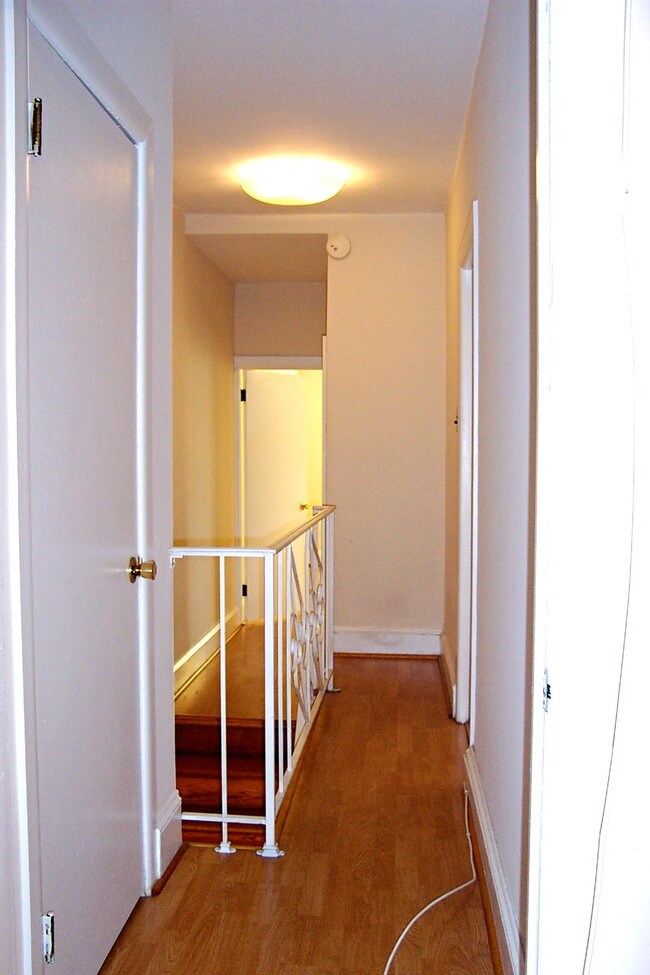 Building Photo - 2628 E Somerset St