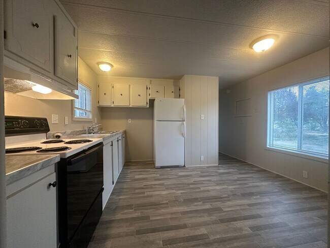 Building Photo - 3bed, 2bath 924sq.ft. mobile home in quiet...