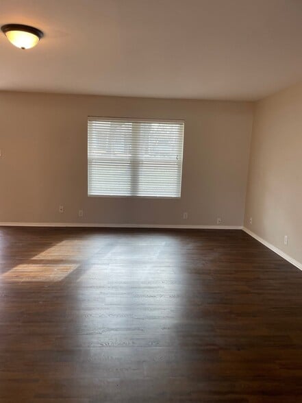 Building Photo - 1225 W Hanna St