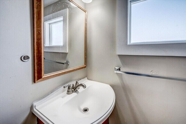 Building Photo - Monroe Duplex