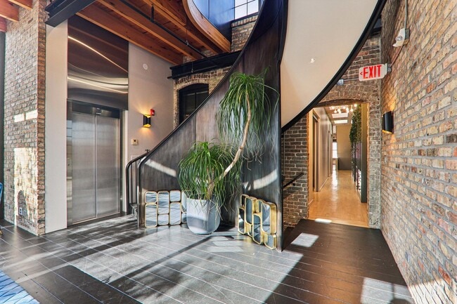 Building Photo - 107 W Main St