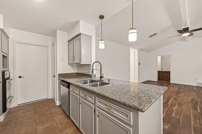 Building Photo - 5347 Lincoln Green Dr